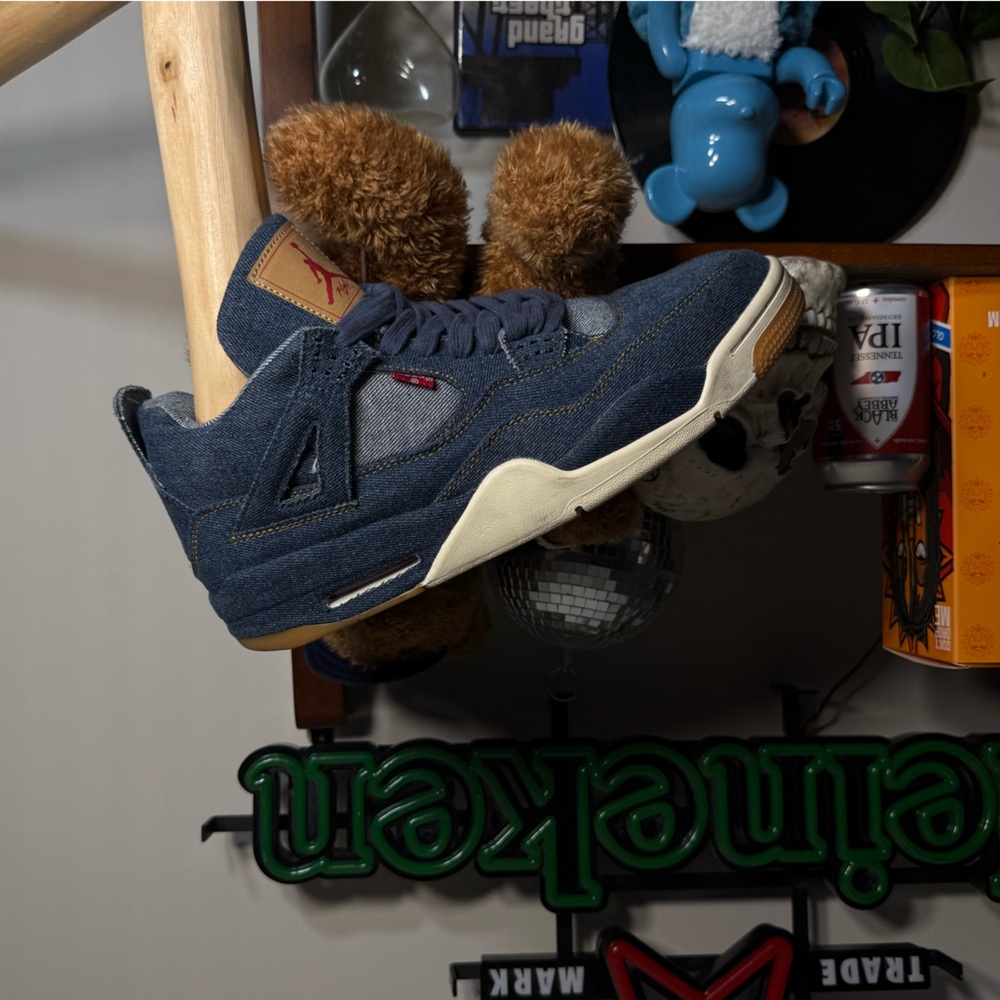 Levi’s x Air Jordan 4 Retro “Denim” - Picture 2 of 6